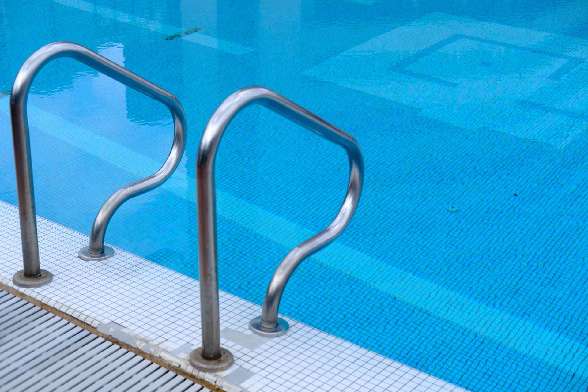 Piscina comunitaria con agua cristalina