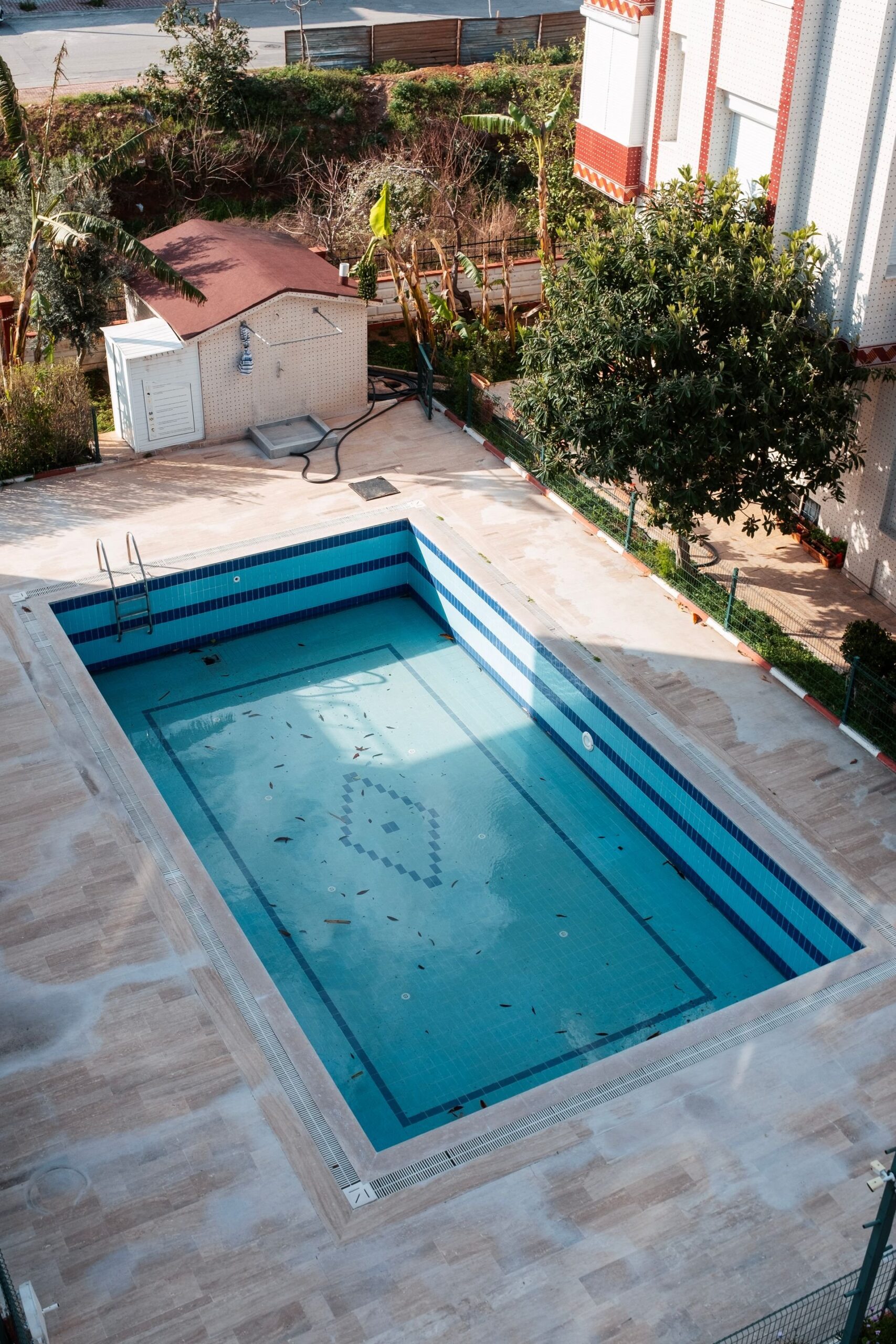 Piscina de comunidad recién construida y reformada