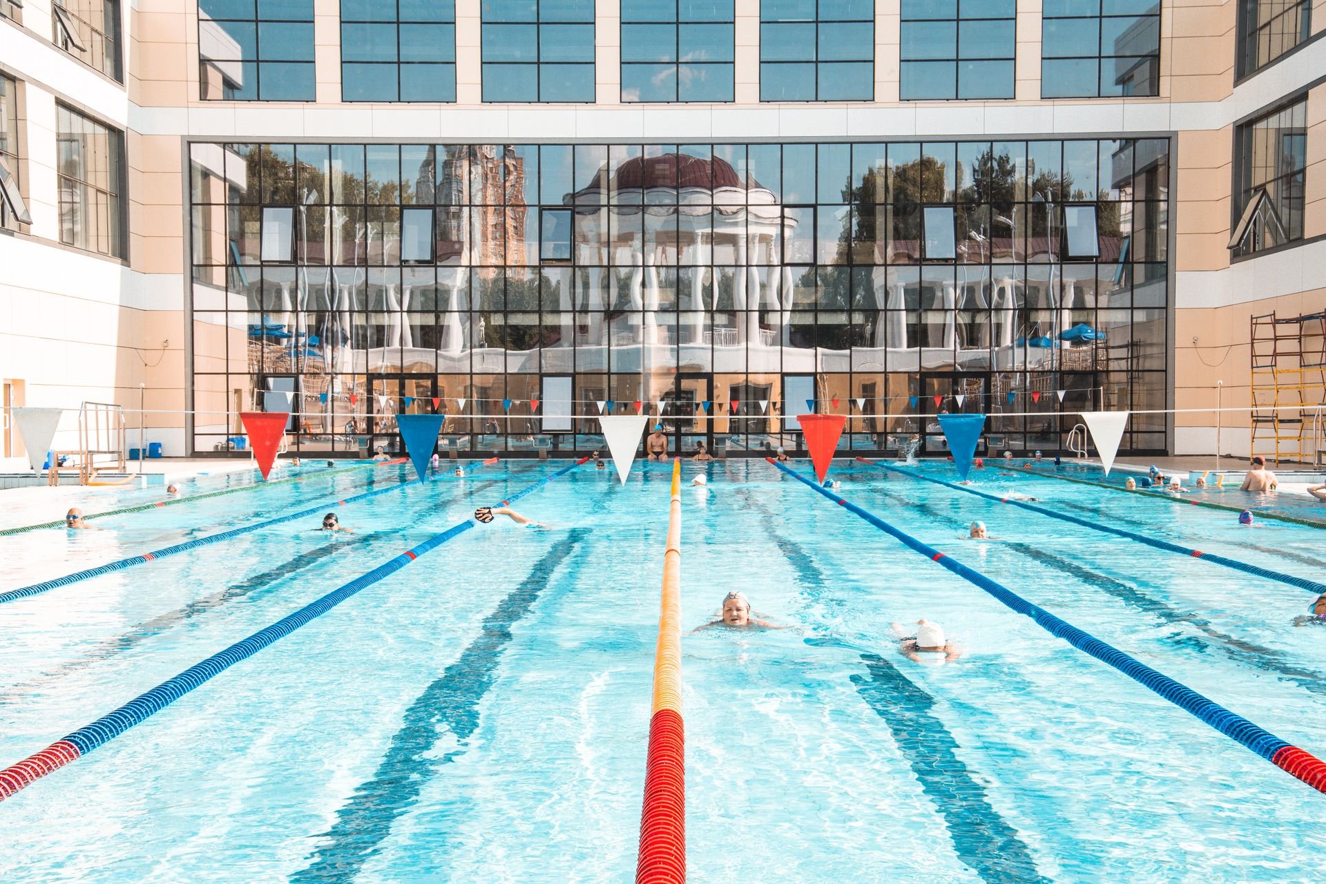Piscina con arquitectura moderna