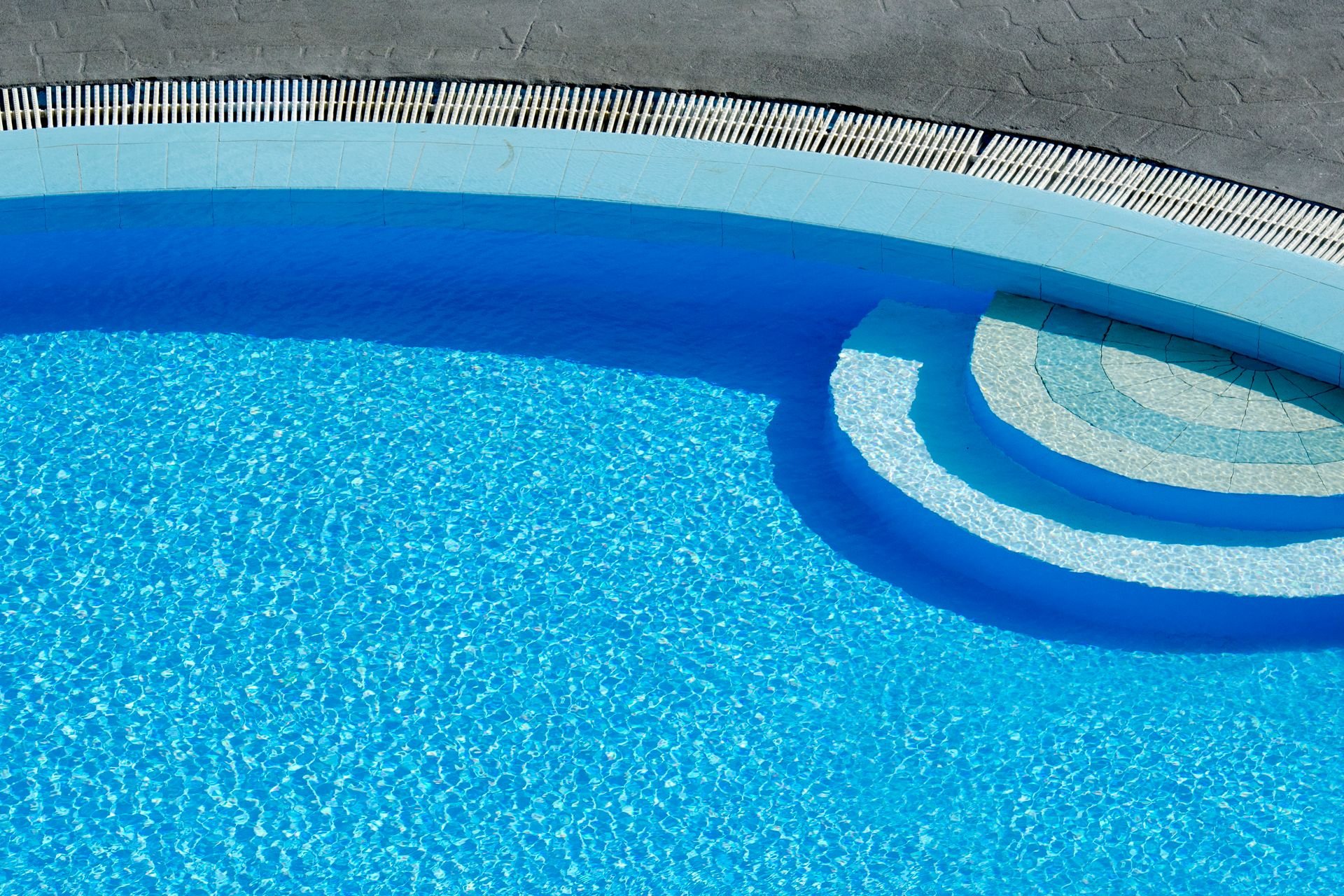 Piscina curva vista desde arriba
