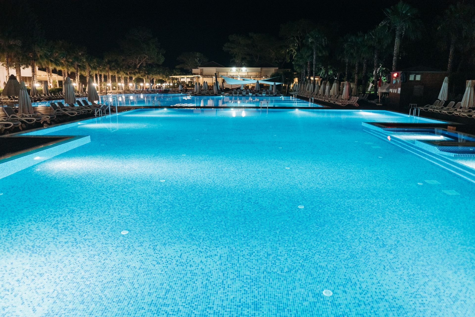 Piscina iluminada con tratamiento correcto