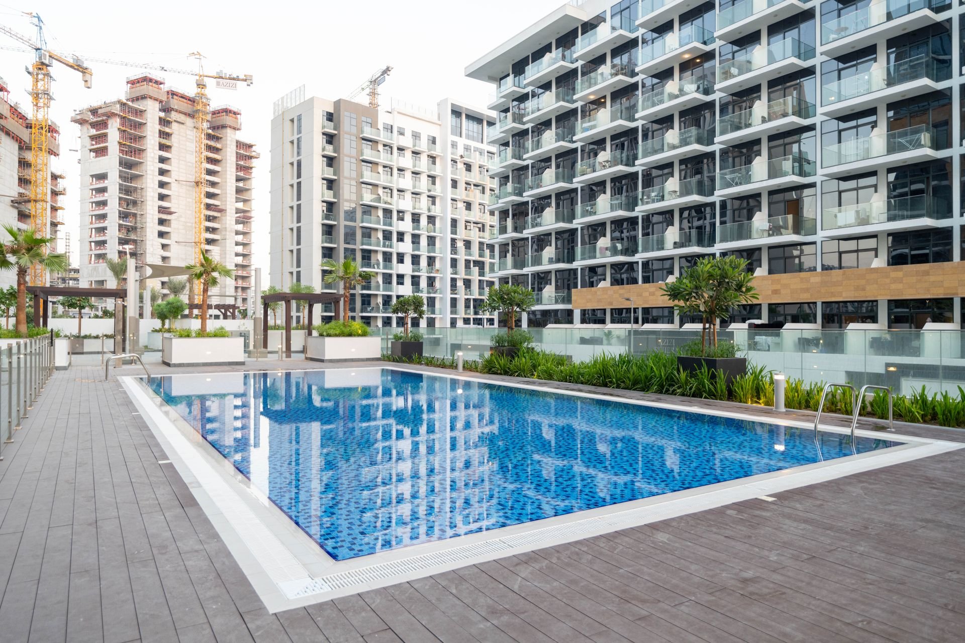 Piscina de una urbanización con edificios de viviendas